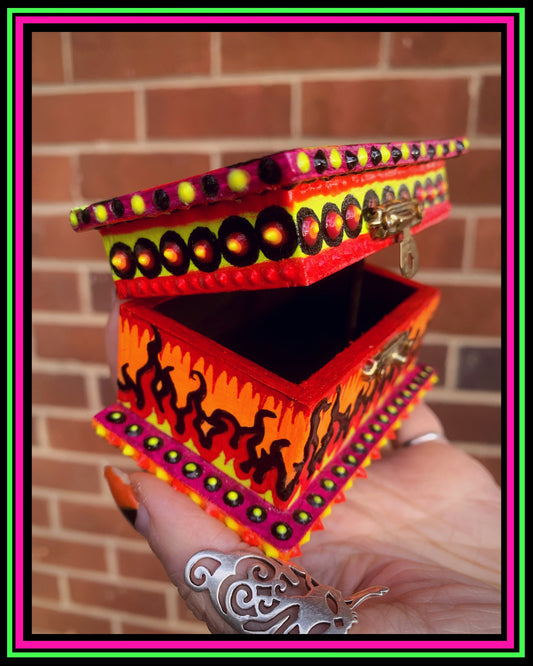 Caja mágica pintada a mano en color naranja (reactiva a los rayos UV)