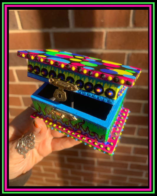 Caja mágica pintada a mano en azul (reactiva a los rayos UV)